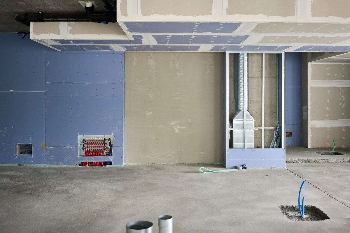 Bedrijfsruimte in afwerking met gipsplaten op wanden en plafond